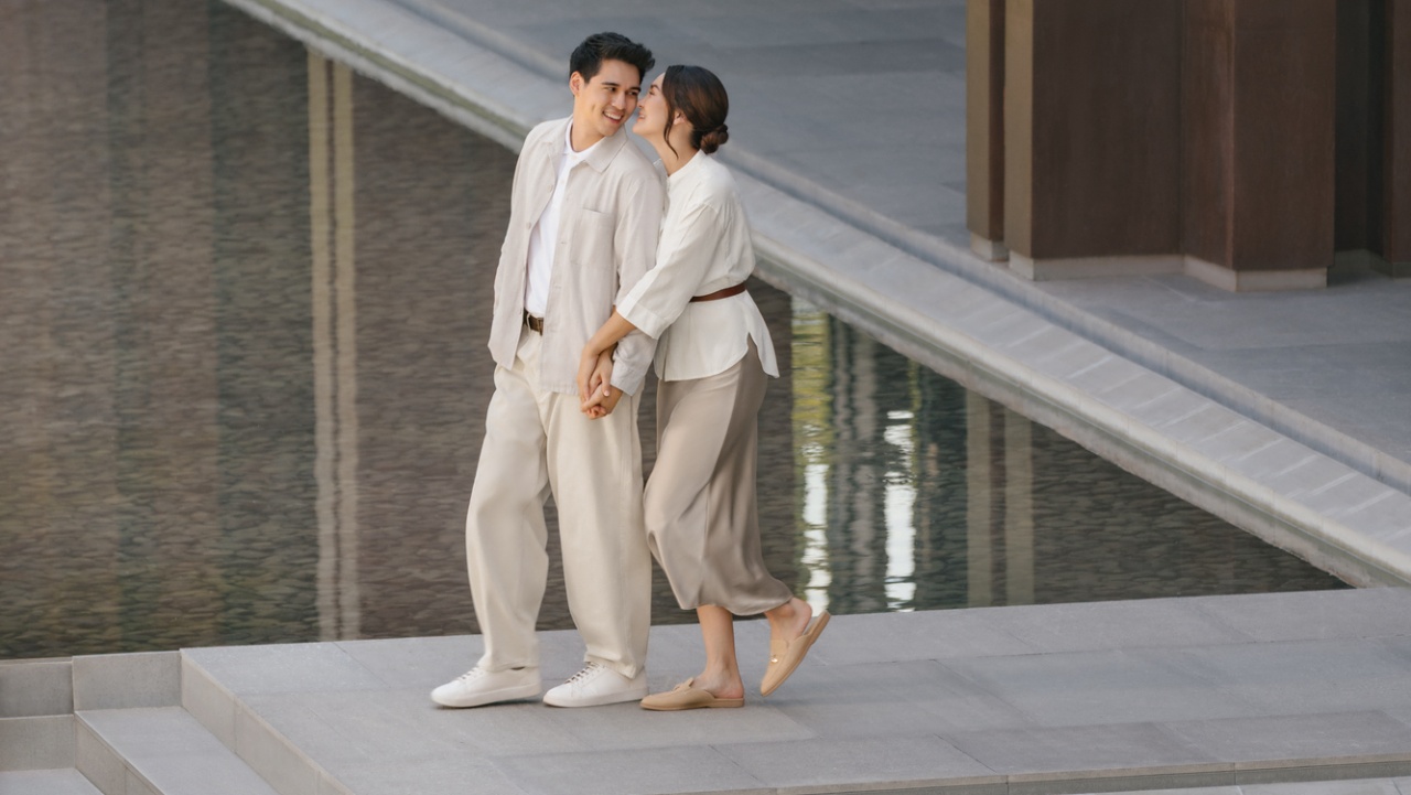 Gaya Kasual, tapi Elegan di Pre-Wedding Luna Maya dan Maxime Bouttier