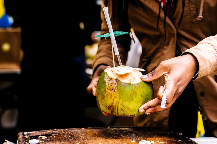 (Trivia 1) Air kelapa murni mampu mengatasi insomnia (Foto Pexels Daria Shevtsova)