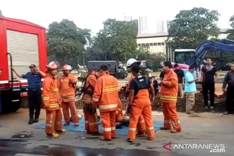 Petugas pemadam kebakaran memadamkan kebakaran di ruang peluru Polda Metro Jaya, Selasa (20/8/2019). (ANTARA/Taufik Ridwan/HO/Dokumen Pribadi)	