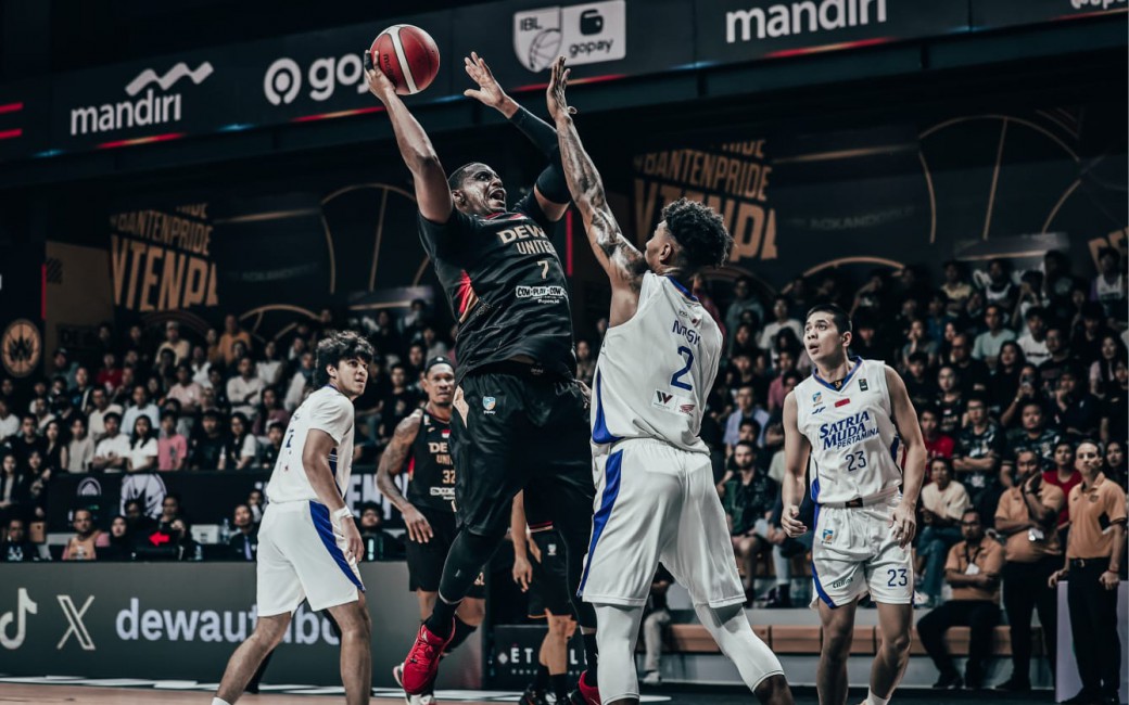Jordan Adams ‘Panas’, Dewa United Tumbangkan Satria Muda 85-77 di Kandang