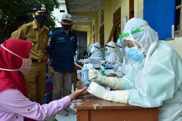  Bupati Madiun Ahmad Dawami bersama jajaran meninjau kegiatan rapid test pesantren tangguh di Ponpes Darussalam Mekar Agung yang ada di Desa Pucanganom, Keca,atan Kebonsari, Kabupaten Madiun. (ANTARA jatim/ Humas Kab Madiun/Lr)