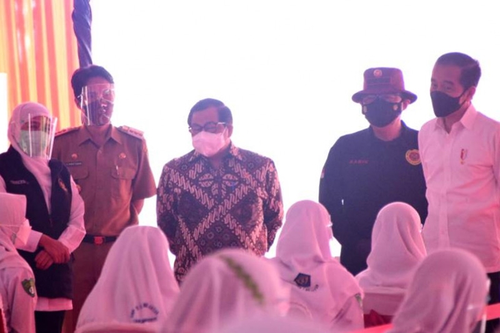 Presiden Joko Widodo didampingi Sekretaris Kabinet, Pramono Anung, Gubernur Jawa Timur, Khofifah Indar Parawansa, Bupati Madiun, Ahmad Dawami, dan sejumlah pejabat meninjau kegiatan vaksinasi Covid-19 bagi pelajar di SMPN 3 Mejayan, Kabupaten Madiun, Jawa Timur, Kamis (19/8/2021). ANTARA/HO-Humas Kabupaten Madiun