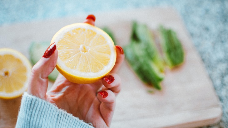 Mitos Pemanfaatan Vitamin C untuk Perawatan Kulit