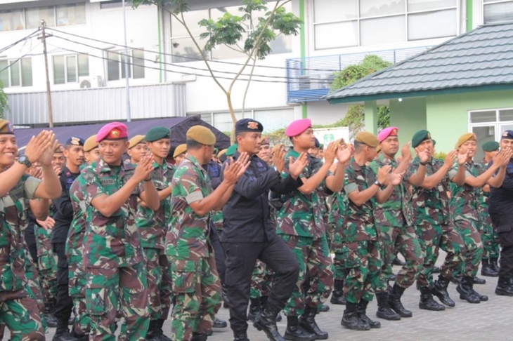 Anggota TNI dan Polri yang bertigas di wilayah Jakarta Barat senam bersama dalam peringatan HUT TNI ke-74 di Jakarta, Jumat (4/10/2019). (ANTARA/HO/Polres Metro Jakarta Barat)