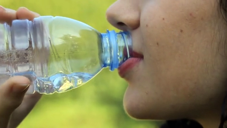 Konsumsi air putih sangat berpengaruh terhadap kesehatan wajah. (Pixabay/ Lademenorca)