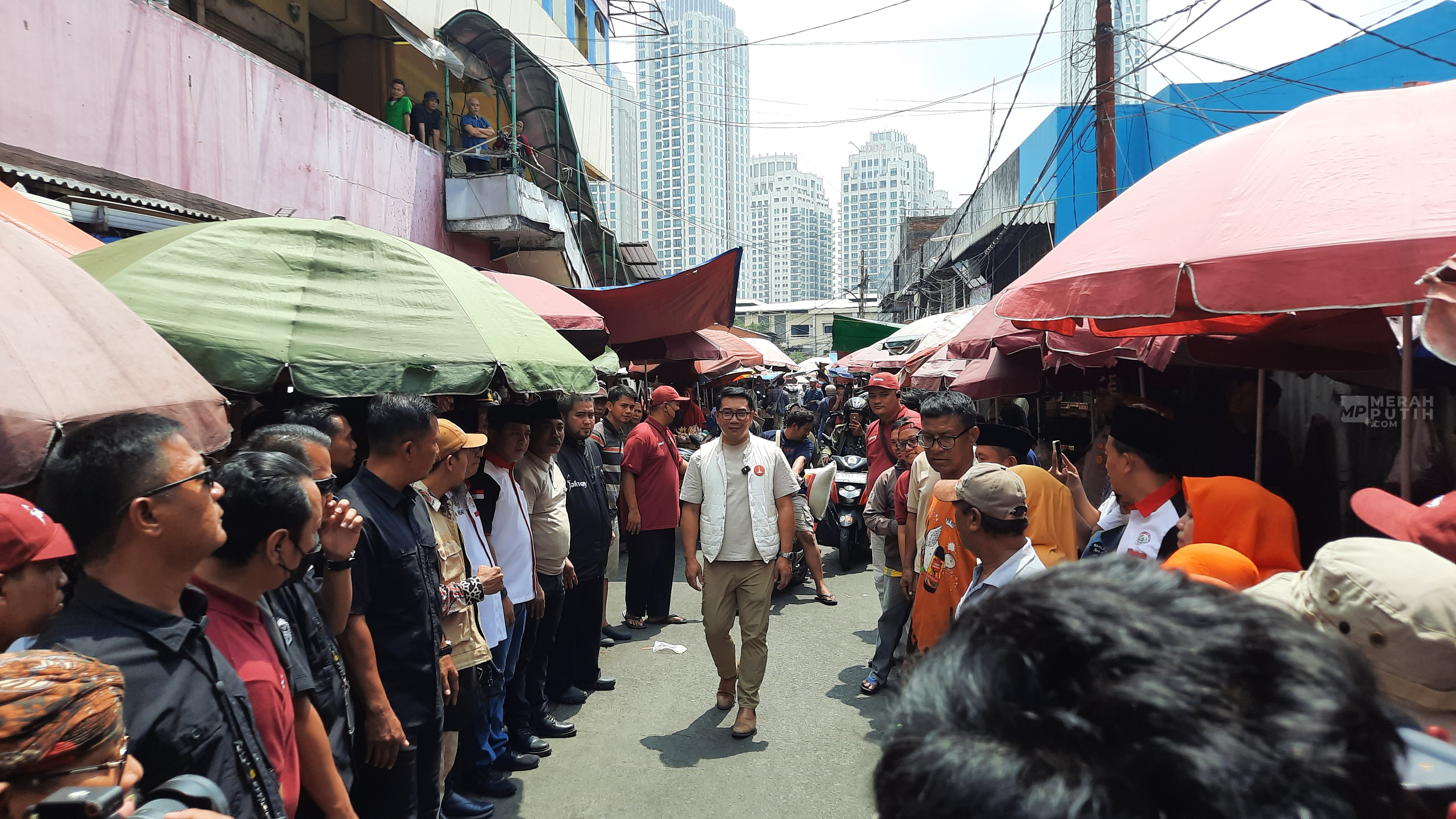 Blusukan ke Pasar Kebayoran Lama, Ridwan Kamil Dengar Curhatan Pedagang Soal Sampah