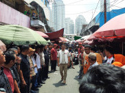 Blusukan ke Pasar Kebayoran Lama, Ridwan Kamil Dengar Curhatan Pedagang Soal Sampah