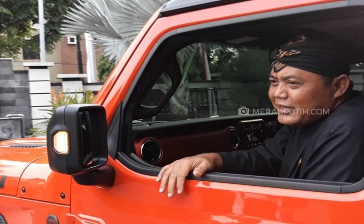  Dikritik Karena Beli Mobil Dinas Miliaran Rupiah, Bupati Karanganyar Pamer Jeep di DPRD