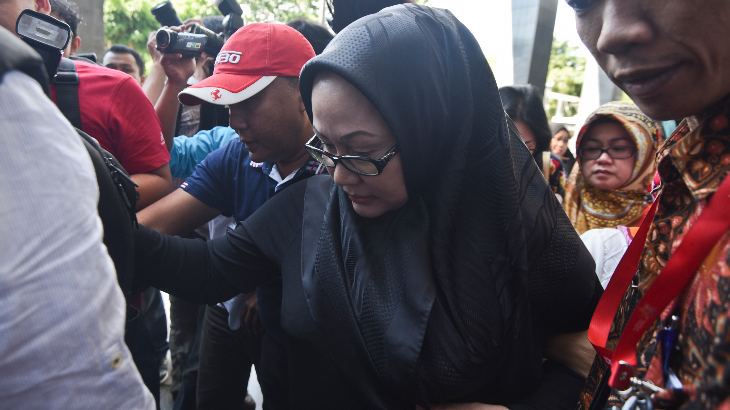 Terdakwa kasus korupsi pengadaan alat kesehatan di rumah sakit rujukan Pemprov Banten Ratu Atut Chosiyah (tengah) (ANTARA FOTO/Hafidz Mubarak A)