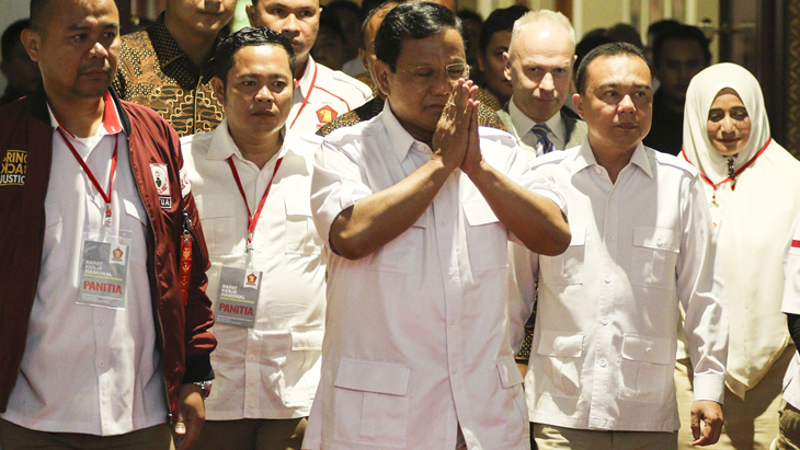 Ketua Umum Partai Gerindra Prabowo Subianto (tengah) bersiap menghadiri acara Rapat Kerja Nasional Bidang Advokasi dan Hukum DPP Gerindra di Jakarta, Kamis (5/4). Dalam acara yang diselenggarakan secara tertutup tersebut Prabowo akan memberikan arahan dan pidato politiknya kepada seluruh kader Partai Gerindra yang hadir. ANTARA FOTO/Muhammad Adimaja/foc/18.