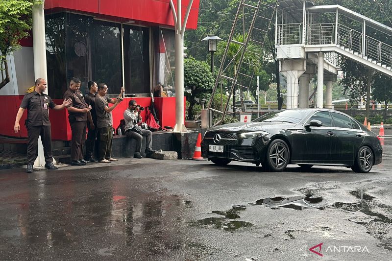 Mercy dan BAIC Eks Wamenaker Noel yang Disembunyikan Anaknya Akhirnya Diserahkan ke KPK