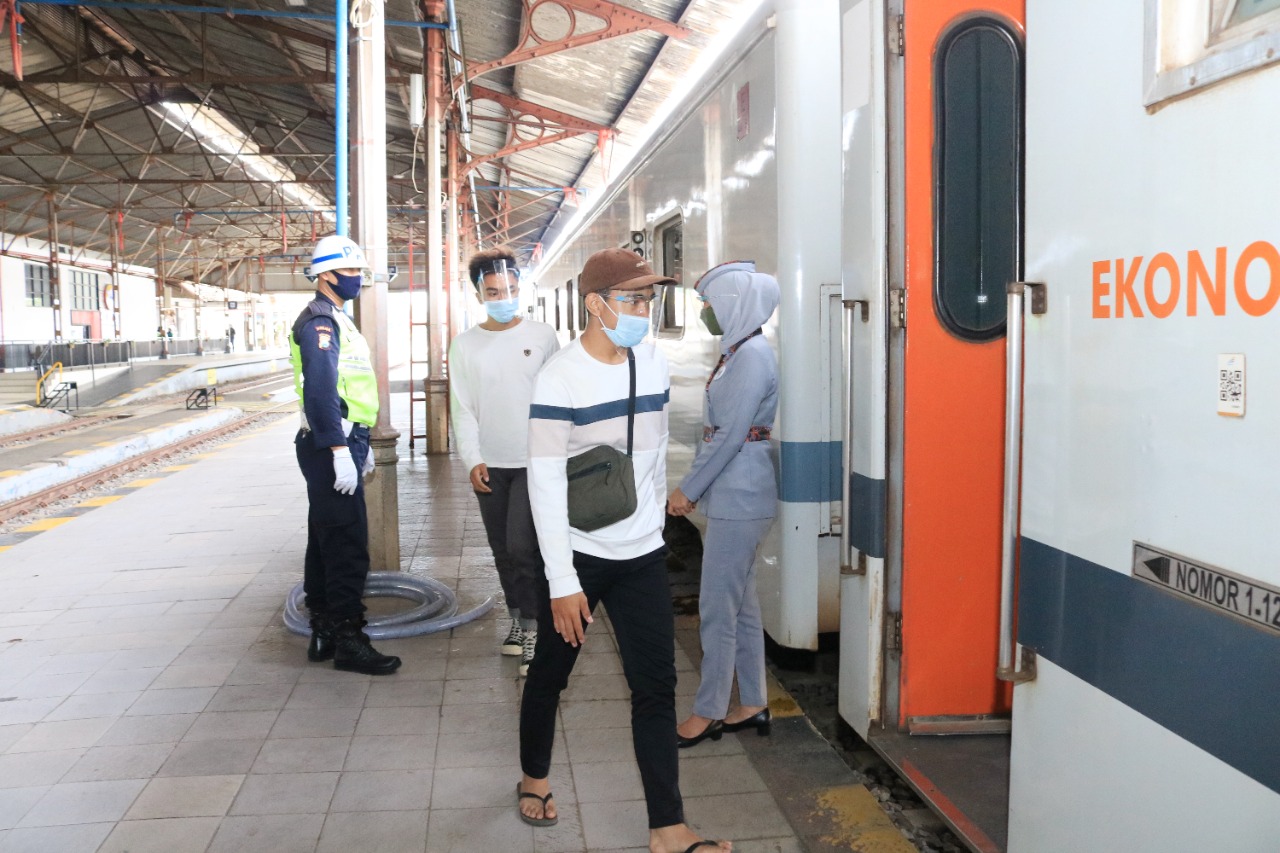 Pelanggan KAI hendak memasuki kereta api di Stasiun Madiun, Senin (28/12). Foto: Humas KAI