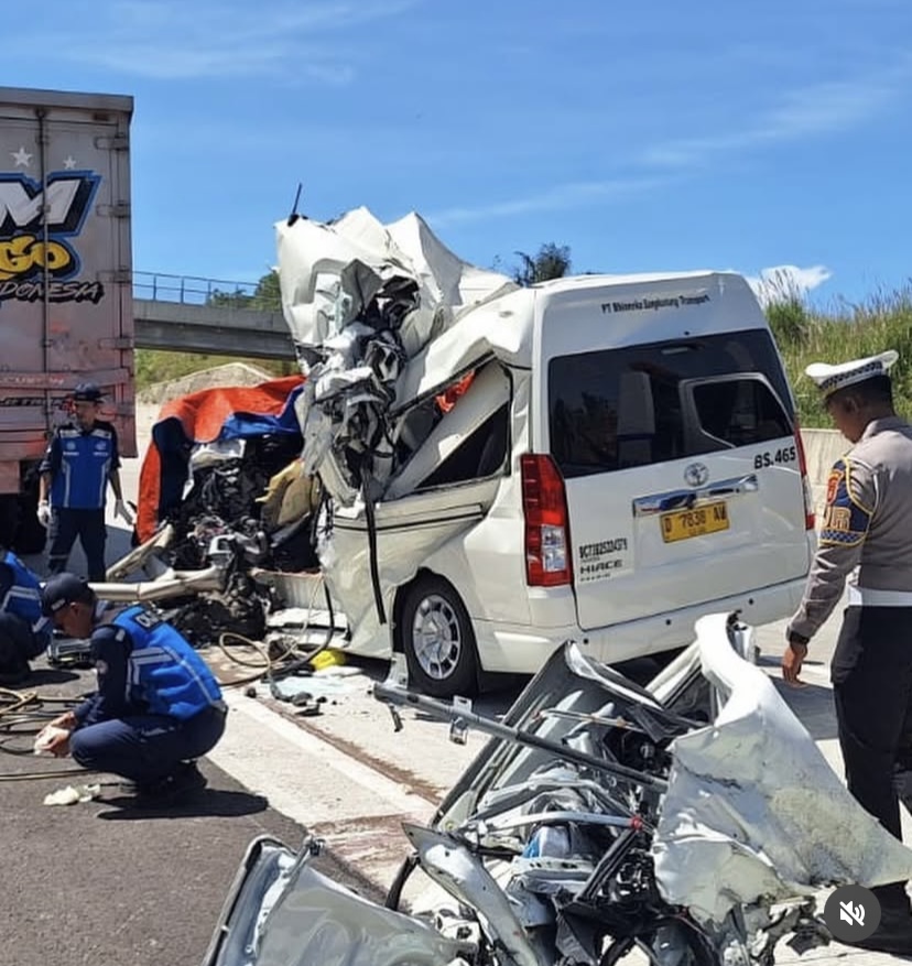 Mobil Travel Tabrak Bagian Belakang Truk di Tol Cisumdawu, 3 Penumpang Tewas dan Sopir Ditahan Polisi