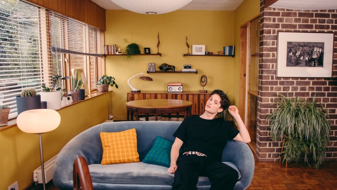 Henry Moodie Mainkan Ballad Pop di 'Beat Up Car'