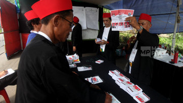 Aktivitas Penghitungan Suara Pilkada Serentak 2024 di Senayan Jakarta  