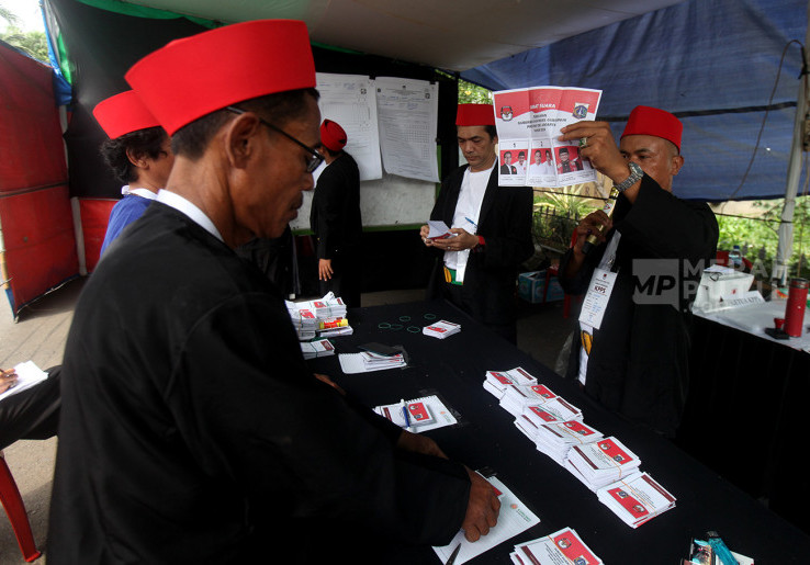 Aktivitas Penghitungan Suara Pilkada Serentak 2024 di Senayan Jakarta