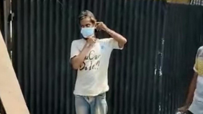 Sudrajat, kuli bangunan yang dipecat gegara tidak memakai masker (Foto: tangkapan layar video viral)