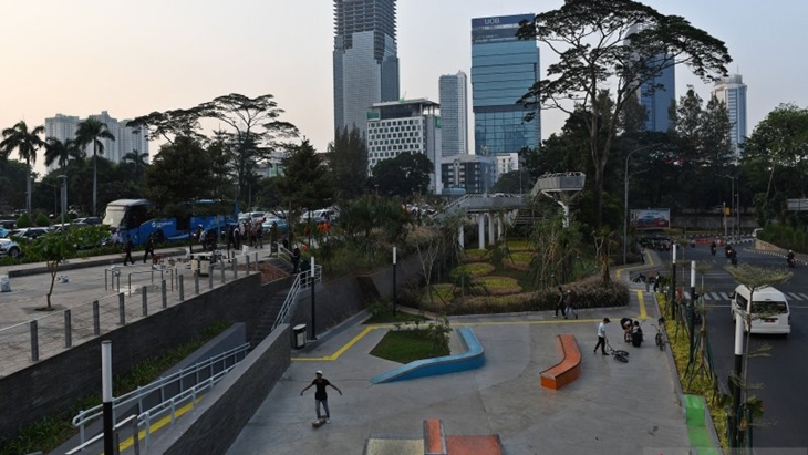 Sejumlah warga bermain 'skate board' di 'Skate Park' Taman Spot Budaya, Dukuh Atas, Jakarta, Kamis (19/9/2019). ANTARA FOTO/Aditya Pradana Putra/foc. (ANTARA/ADITYA PRADANA PUTRA)