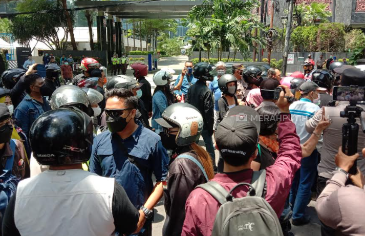 Satu Massa 'Tersundul' Mobil RAISA, Polisi-Massa Penolak Formula E Bentrok