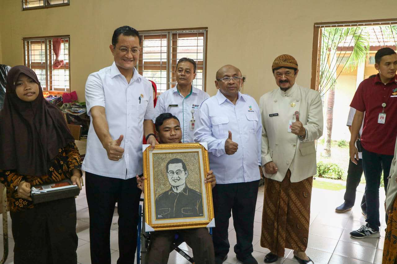 Menteri Sosial (Mensos) Juliari Batubara bersilaturahmi dengan penyandang disabilitas di BBRSPDF Prof dr Soeharso, Solo, Jawa Tengah, Kamis (23/1). (MP/Ismail)