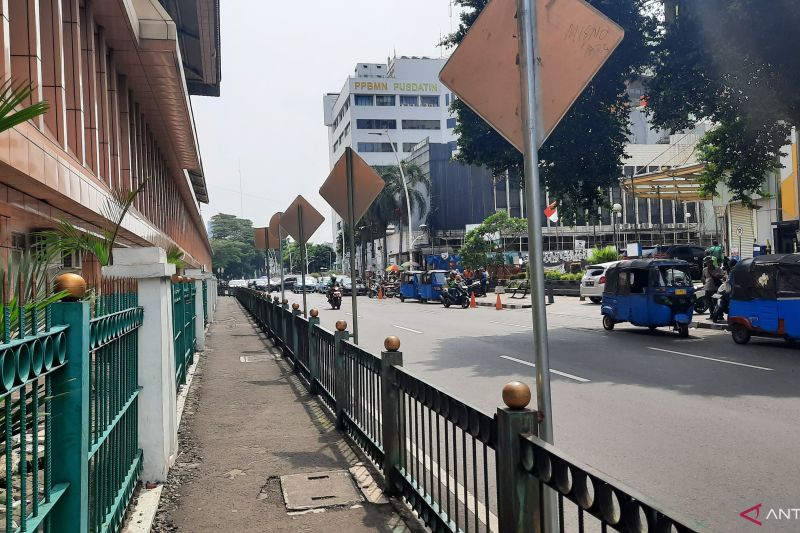 Viral Penumpang KRL Lompati Pagar Tengah Stasiun Cikini, KAI Tolak Bongkar Pembatas