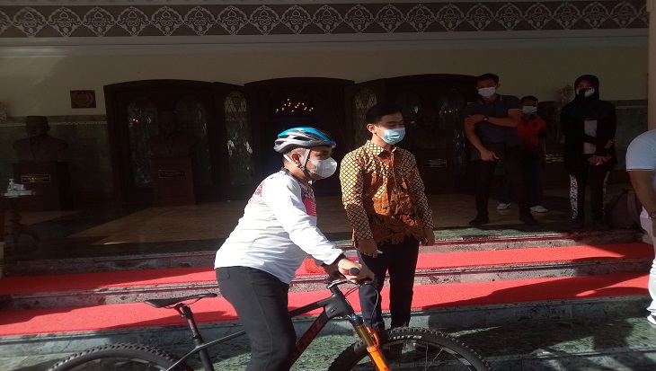 Sekjen Gerindra Ahmad Muzani menemui Wali Kota Solo Gibran Rakabuming Raka di rumah dinas Loji Gandrung, Solo, Jawa Tengah, Minggu (28/3). (MP/Ismail)