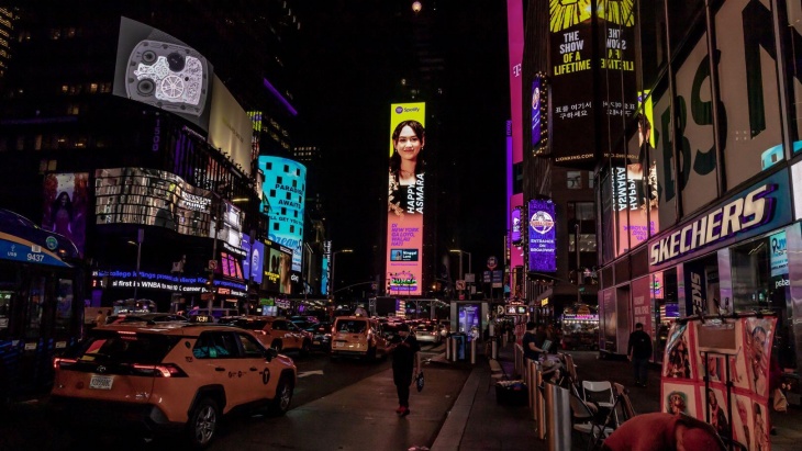 Wajah Happy Asmara Terpampang di Billboard Jakarta, New York hingga Taipei