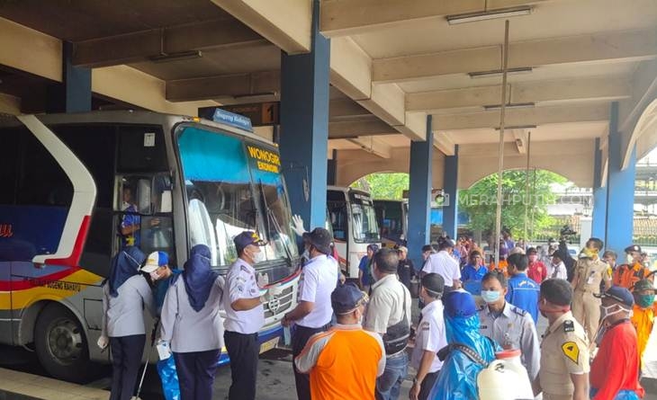  Petugas Terminal Tipe A Tirtonadi Solo, Jawa Tengah memantau kedatangan pemudik, Jumat (3/4). (MP/Ismail)
