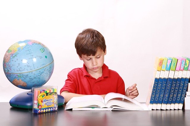 Kegiatan anak di depan gadget harus dibatasi. (Foto: pixabay/white77) 