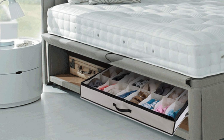 Menyimpan barang di bawah ranjang. (Foto: Footwear News)