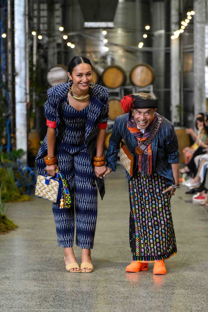 Merdi Sihombing Hadirkan Ulos Sitolu Huta di Paypal Melbourne Fashion Festival 2023