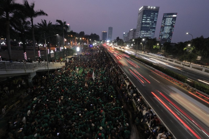 Ribuan mahasiswa dari berbagai perguruan tinggi melakukan aksi unjuk rasa menolak RUU KPK dan RUU RUKHP di depan gedung DPR/MPR, Jakarta, Senin, (23/9/2019). Merahputih.com/Rizki Fitrianto