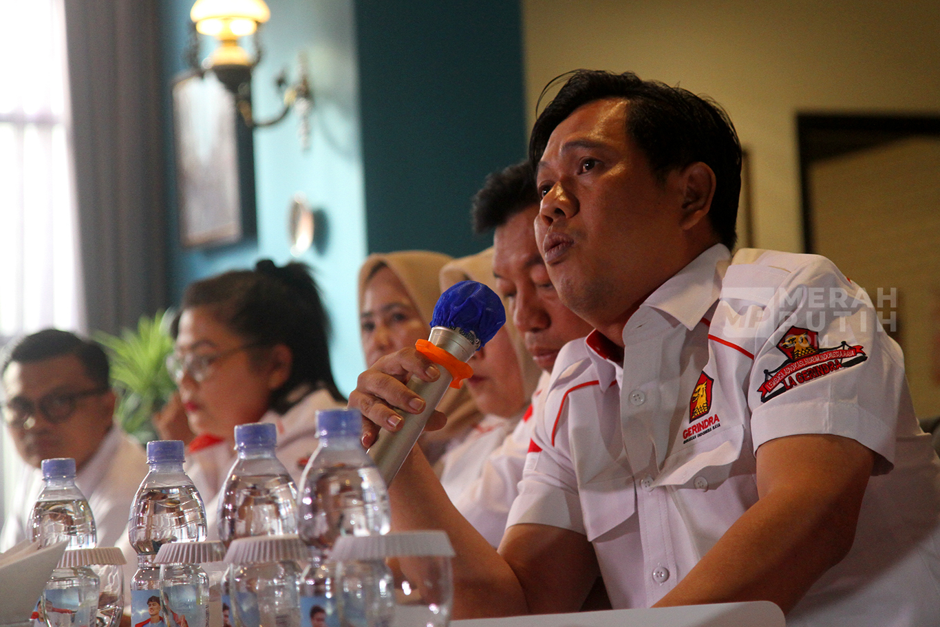 Sekretaris Umum Lembaga Advokasi Hukum Indonesia Raya DPP Partai Gerindra Munathsir Mustaman (tengah), bersama TIM Lembaga Advokasi Hukum Indonesia Raya dan TIM Pemenangan Pasangan Cagub-Cawagub Ridwan Kamil - Suswono (Rido) menyampaikan keterangan pers, di Jakarta, Sabtu (7/12/2024).