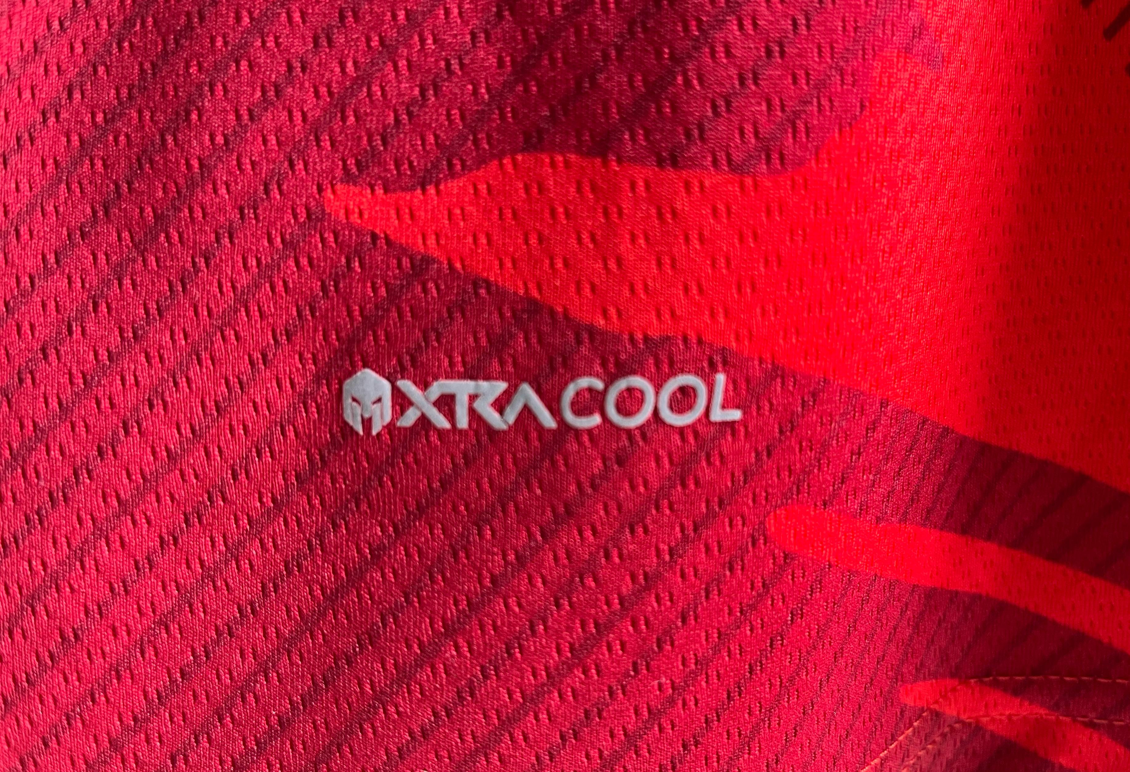 Jersey kolaborasi MILLS x Merah Putih Media pakai teknologi XTRACOOL