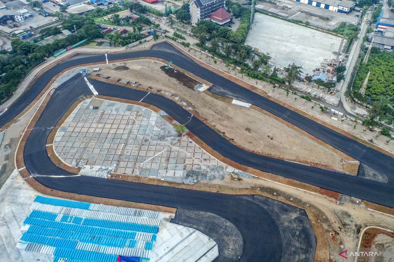 Foto udara lintasan Sirkuit Jakarta International E-Prix Circuit (JIEC) yang telah diaspal di kawasan Taman Impian Jaya Ancol, Jakarta, Rabu(13/4/2022). ANTARA FOTO/Muhammad Adimaja/aww. 