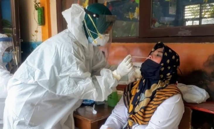 RAPID-TEST-GURU-750x536_2 Ilustrasi - pemeriksaan swab di dalam faskes kota. (Foto: MP/Istimewa)