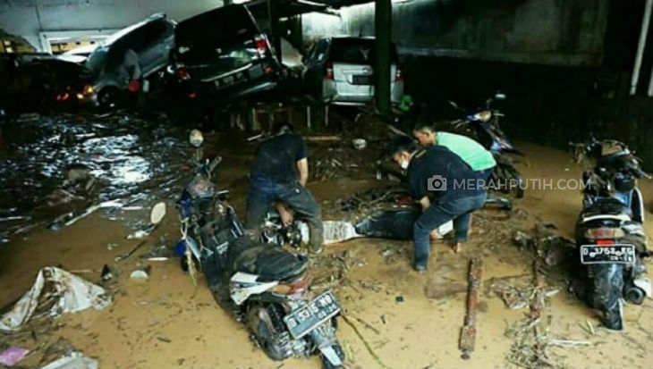 Puluhan Mobil Rusak Akibat Banjir Bandang di Bandung