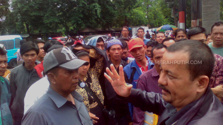 Ratusan Orang Geruduk Bank Mandiri Cirebon