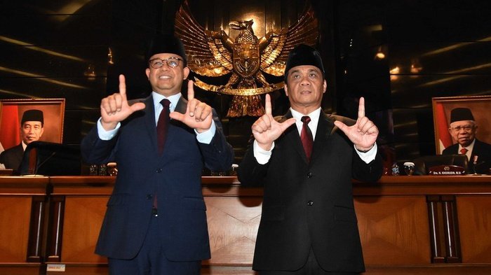Gubernur DKI Jakarta Anies Baswedan dan Wagub Ahmad Riza Patria berfoto bersama usai menghadiri Rapat Paripurna di Gedung DPRD DKI Jakarta, Selasa (13/9). ANTARA/Indrianto Eko Suwarso