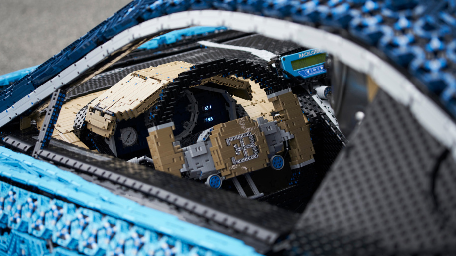 Penampakan interior LEGO Technic 42083 Bugatti Chiron (Sumber: autoblog.com)