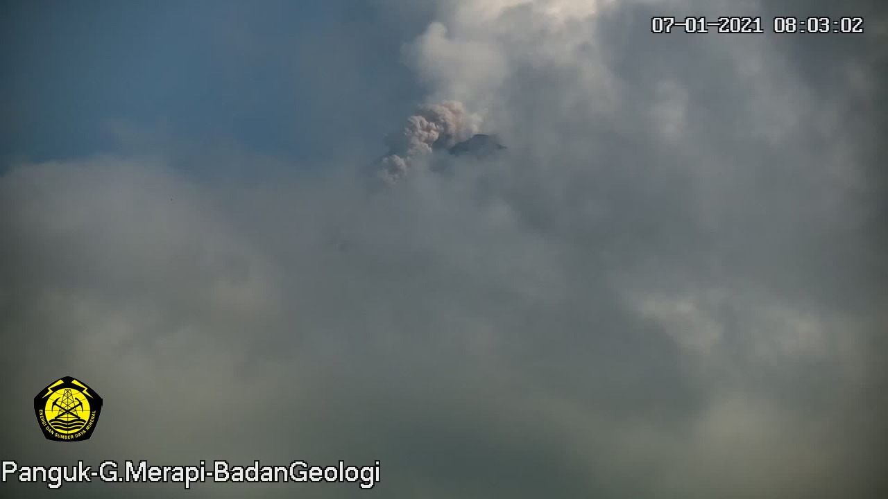 Awan panas guguran di Gunung Merapi pada Kamis (7/1) pukul 08.02 WIB. Foto: BPPTKG