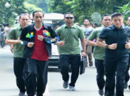 Presiden Jokowi Berikan Jaket kepada Seorang Pengunjung Kebun Raya Bogor