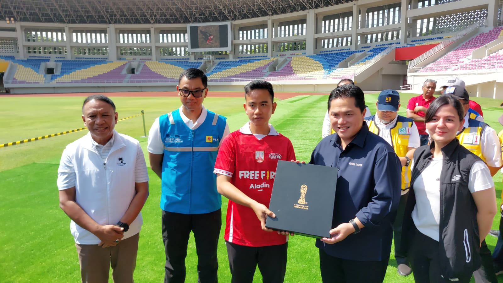 Ketua Umum PSSI Erick Thohir dan Menpora, Zainudin Amali melakukan peninjauan renovasi venue Piala Dunia U-20 Stadion Manahan Solo, Jawa Tengah, Minggu (12/3). (MP/Ismail)