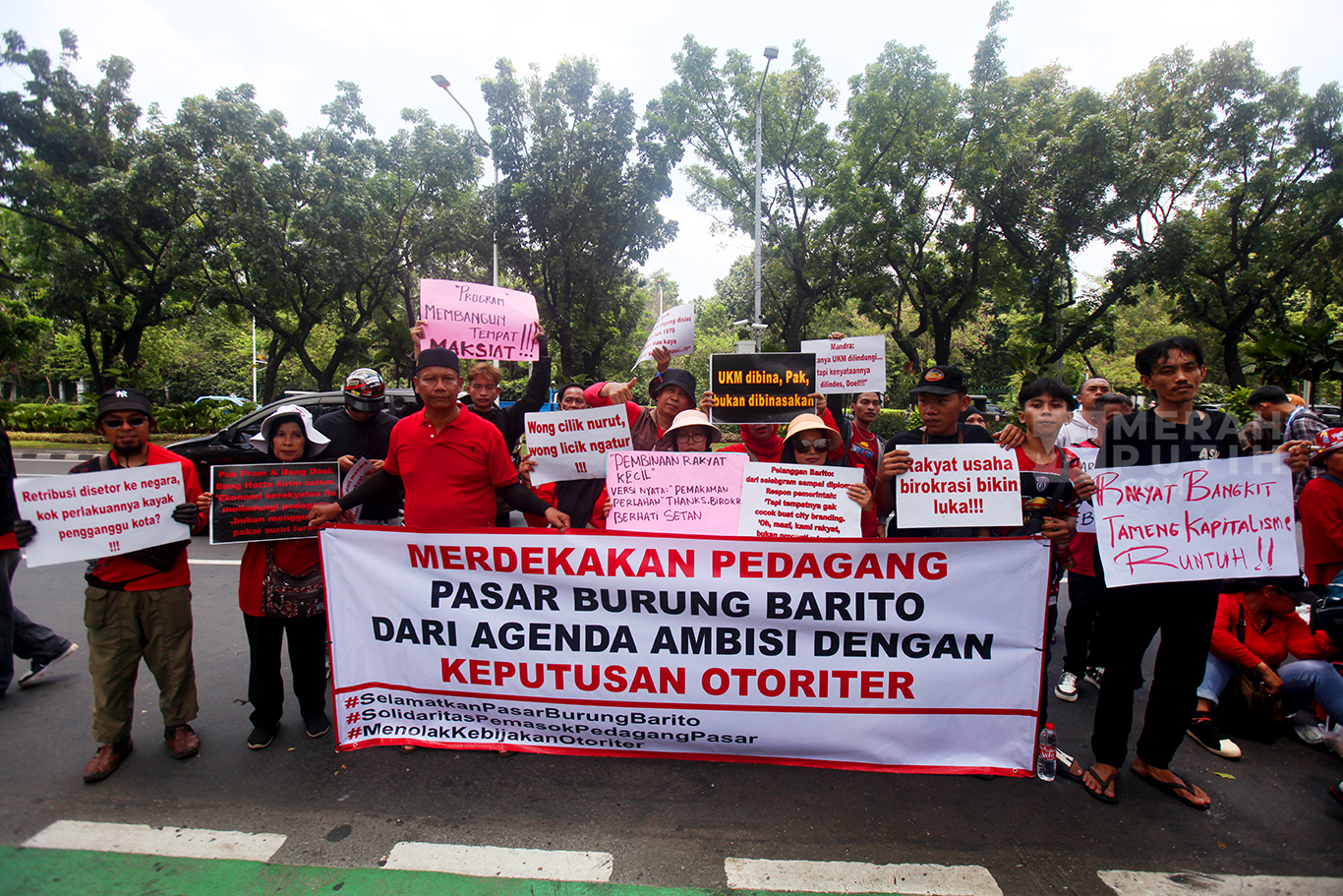 Aksi Unjuk Rasa Pedagang Pasar Burung Barito Geruduk Balaikota Tolak Relokasi