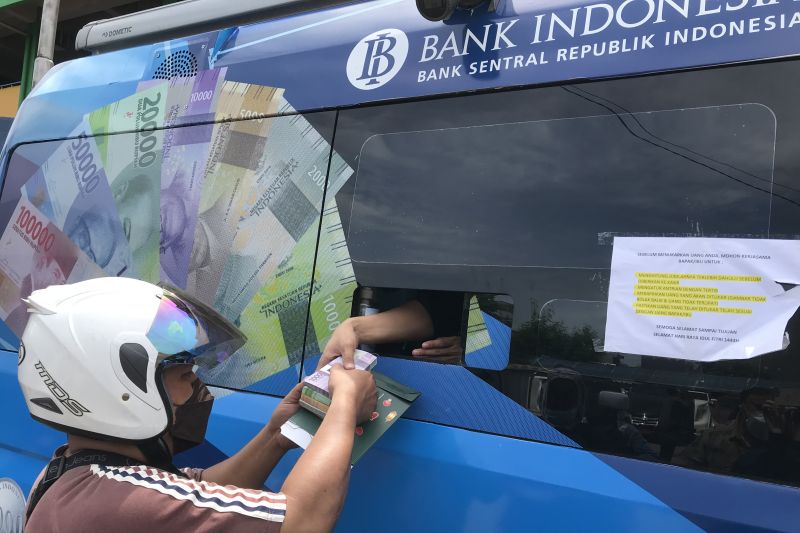 Masyarakat sedang menukarkan uang baru melalui kas keliling milik Bank Indonesia di Pasar Pramuka, Jakarta Timur, Kamis (28/4/2022). (ANTARA/Kuntum Riswan)