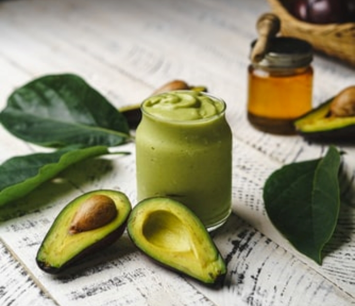 Alpukat memiliki kandungan zat besi dan vitamin C yang baik bagi tubuh. (Foto: unsplash/Art Rachen)