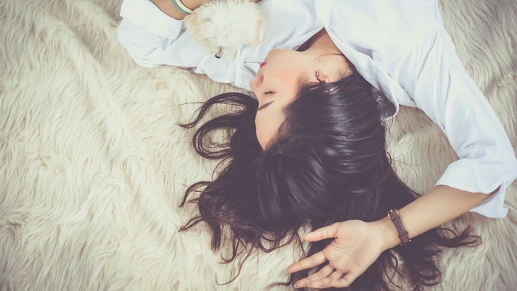 Tidur yang cukup bis amembatu kembalikan semangat (Sumber: Pixabay/cuncon)