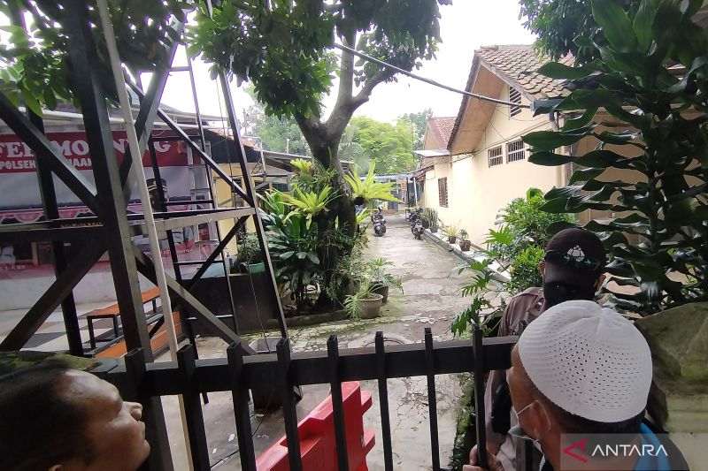 Gegana Brimob Ledakan Bom Tersisa di TKP Polsek Astanaanyar
