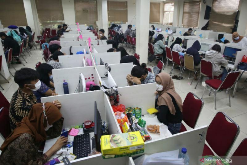 Suasana ruang kerja jasa Pinjol usai penggerebekan kantor jasa pinjaman online (Pinjol) oleh Dit Reskrimsus Polda Metro Jaya di Cipondoh, Tangerang, Banten, Kamis (14/10/2021). Dalam penggerebekan tersebut polisi mengamankan 56 orang karyawan yang bekerja di bagian penawaran hingga penagihan. ANTARA FOTO/Muhammad Iqbal/hp.
