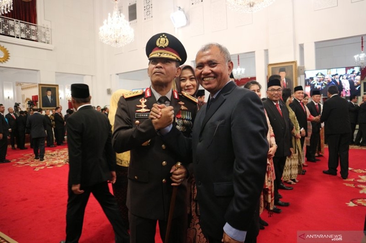 Kapolri Jenderal Pol Idham Azis bersalaman dengan Ketua KPK Agus Rahardjo di Istana Negara Jakarta, Jumat (1/11) (ANTARA/Desca Lidya Natalia)